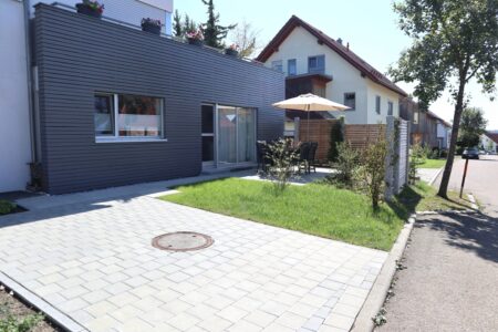 Terrasse mit Parkplatz